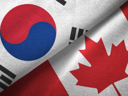 Relations commerciales entre le Canada et la Corée du Sud et drapeaux