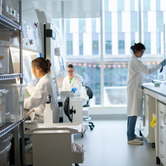 Des scientifiques dans un laboratoire d’Aspect Biosystems à Vancouver