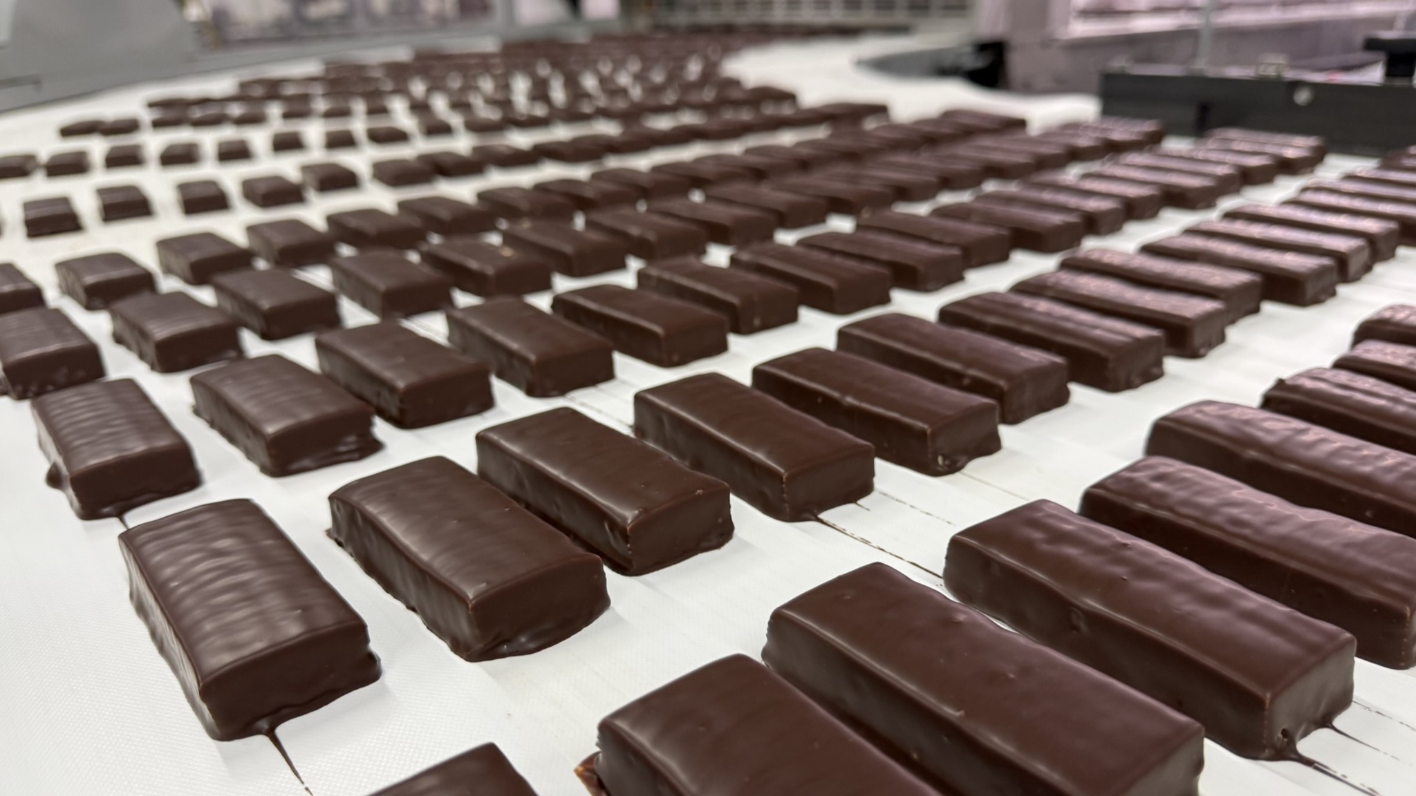 Barres nutritionnelles sur une ligne de production dans une usine.