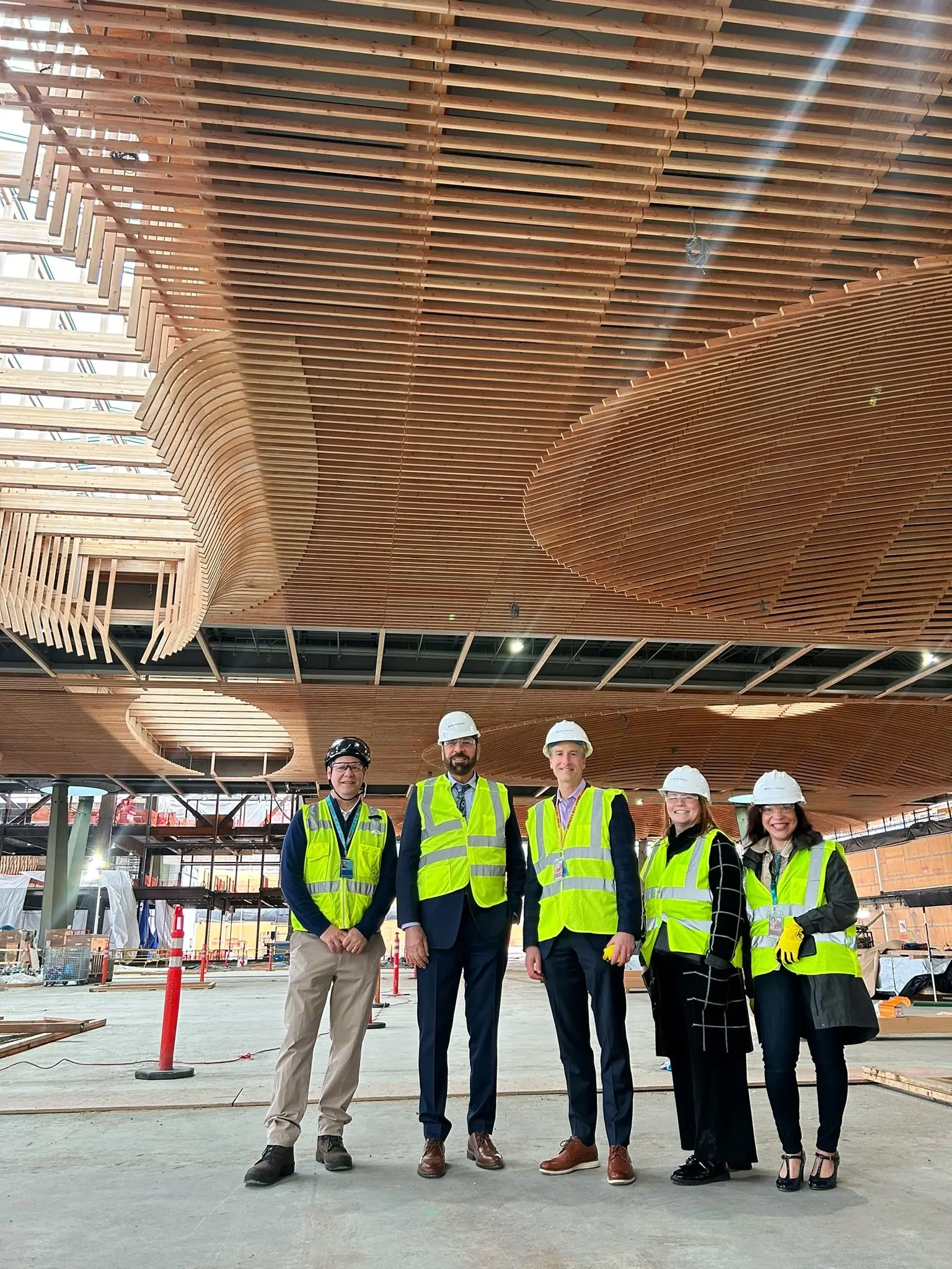 Le ministre Jagrup Brar est photographié avec plusieurs collègues dans une nouvelle section de l’aéroport de Portland, en Oregon, qui présente une construction en bois massif