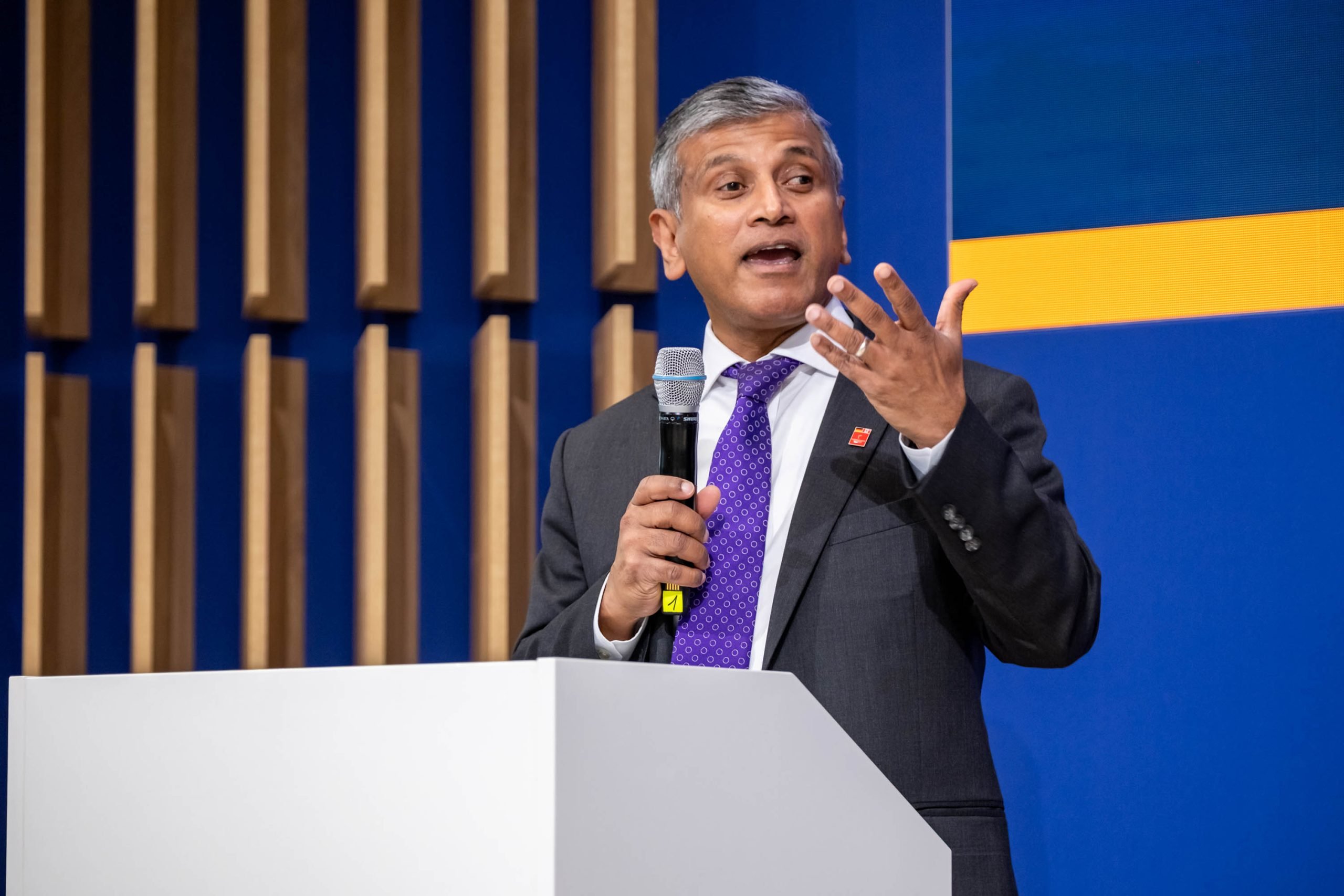 Le sous-ministre Fazil Mihlar de la Colombie-Britannique (C.-B.) Ministère de l’Emploi, du Développement économique et de l’Innovation.