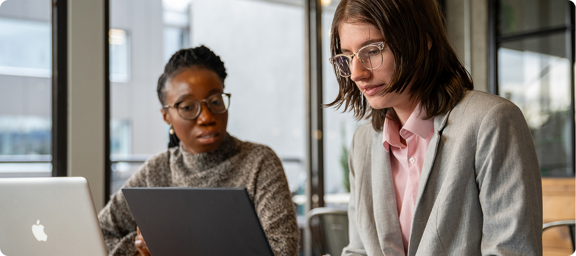 Des personnes diverses travaillant ensemble sur un ordinateur portable à Cariboo