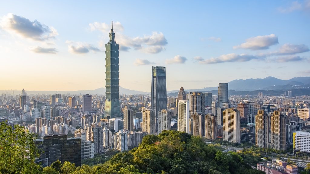 La ville de Taipei à Taïwan vue de la colline en plein jour,