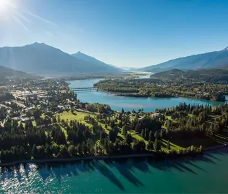 Vue aérienne des lacs de la région de Kootenay.