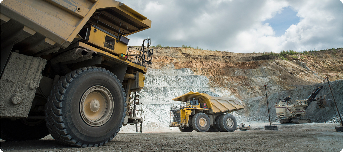 Vue vers le haut vers le grand camion-benne de mine dans la mine ultramoderne des mines Taseko