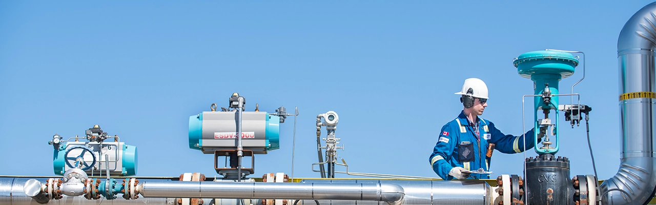 Employé et chantier de gaz naturel